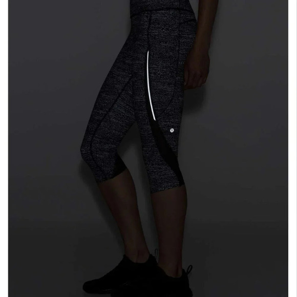 Lululemon Pace Perfect Crop (17") mid Rise Air Time  White Black Size 4 - Picture 4 of 16